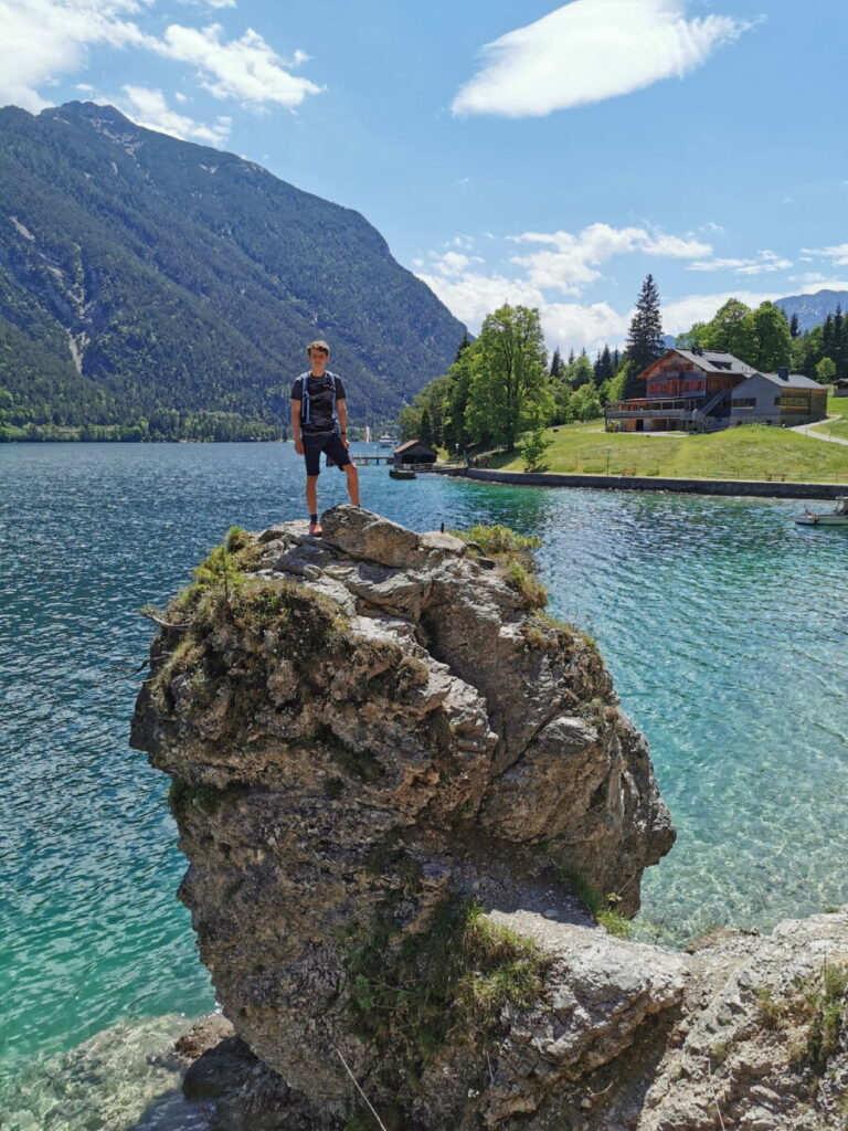 Direkt am Ufer entlang des Mariensteigs wandern und die Achensee Karibik erleben