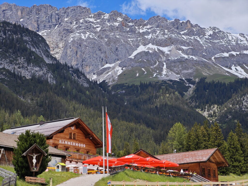 Ausflugsziel Hämmermoosalm mit dem Wettersteingebirge