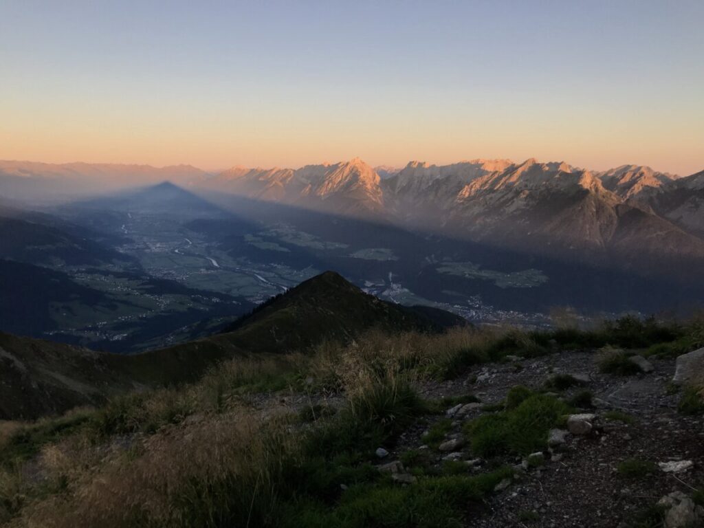 Ausblick vom Kellerjoch auf das Karwendel bei Sonnenaufgang