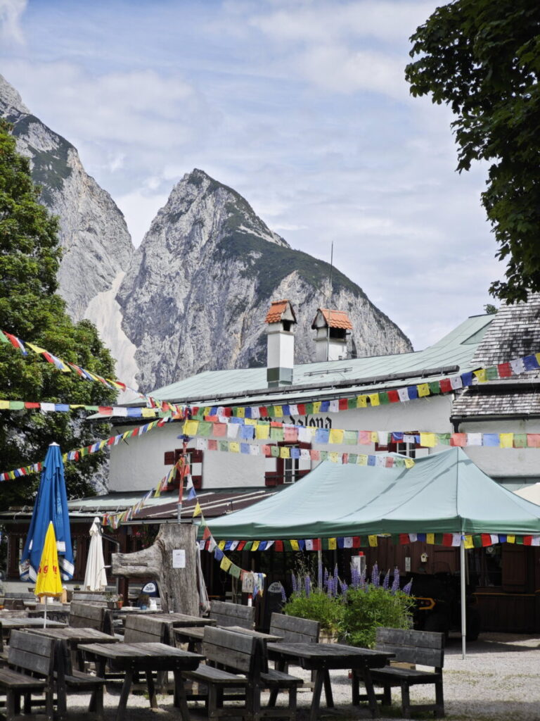 Sommer beim Alpengasthof St. Magdalena im Halltal - ein idylischer Fleck im Karwendel mit Geschichte