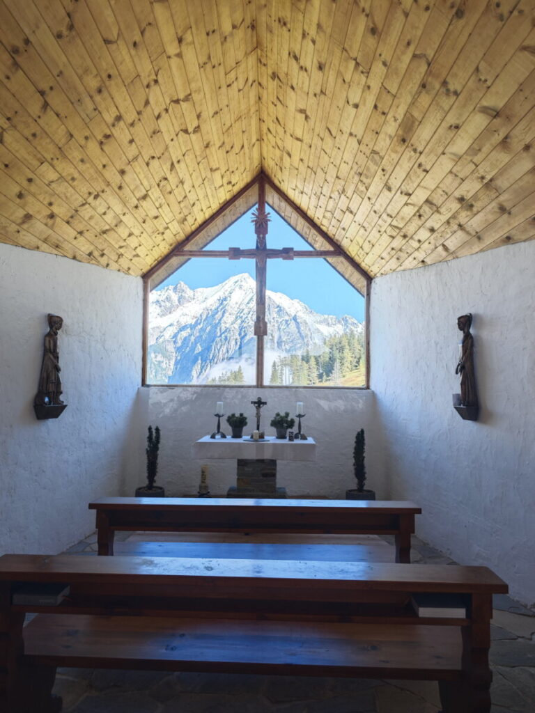 Blick aus dem Innenraum der Walderalm Kapelle auf das Karwendel