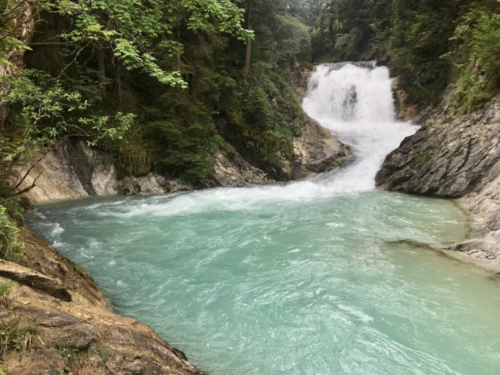 Sehenswerter Wasserfall unterhalb vom Sachensee